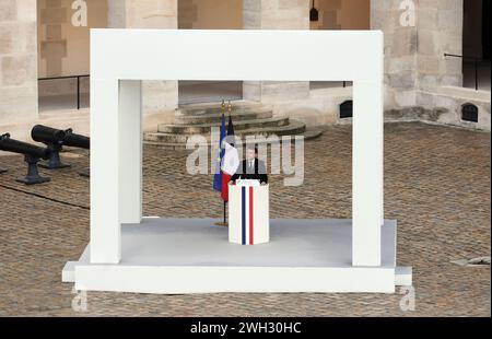 Paris, France. 07 février 2024. Le président français Emmanuel Macron parle lors d'une cérémonie en hommage aux victimes françaises de l'attaque du Hamas du 7 octobre dans le sud d'Israël aux Invalides à Paris, le mercredi 7 février 2024, quatre mois jour pour jour après que des hommes armés de Gaza ont exécuté 1 200 personnes et enlevé 253 otages. Les gardes républicains détenaient les portraits des 42 victimes françaises du massacre. Photo de Maya Vidon-White/UPI . Crédit : UPI/Alamy Live News Banque D'Images