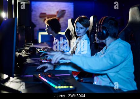 concentrez-vous sur la jeune femme avec les cheveux courts donnant des conseils sur la stratégie de jeu à la joueuse près du moniteur Banque D'Images
