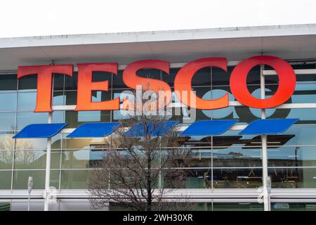 Slough, Berkshire, Royaume-Uni. 7 février 2024. Un magasin Tesco Extra sur l'A4 à Slough, Berkshire. Crédit : Maureen McLean/Alamy Banque D'Images