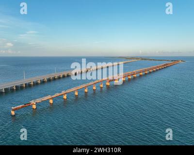 L'ancien pont ferroviaire Bahia Honda avec le nouveau pont Bahia Honda en arrière-plan, Florida Keys, États-Unis. Banque D'Images