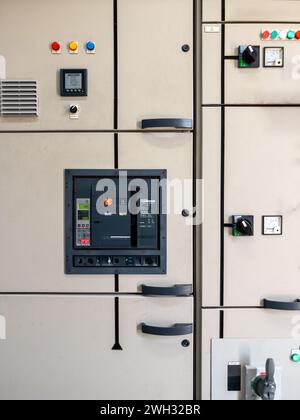L'interrupteur commande le fonctionnement du système de production d'eau devant l'armoire de circuit électrique, vue de face avec l'arrière-plan. Banque D'Images