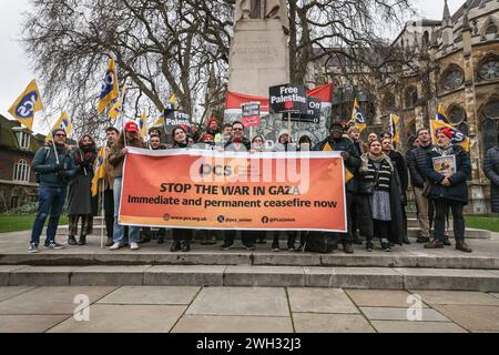 Westminster, Londres, Royaume-Uni. 07 février 2024. Des membres du syndicat des services publics et commerciaux (PCS) protestent contre la guerre à Gaza avec des pancartes en face du Parlement à Westminster aujourd'hui. Crédit : Imageplotter/Alamy Live News Banque D'Images