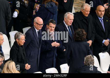 Julien Mattia/le Pictorium - hommage national aux victimes des attentats du Hamas en Israël. 07 février 2024. France/Ile-de-France (région)/Paris - les cinq anciens premiers ministres lors de la cérémonie en hommage aux victimes françaises des attentats terroristes du 7 octobre en Israël, aux Invalides, le 7 février 2024. Crédit : LE PICTORIUM/Alamy Live News Banque D'Images