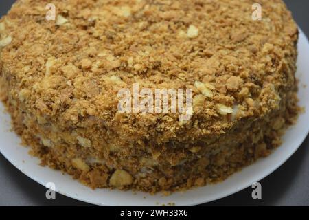 Un grand gâteau Napoléon élégant fabriqué à partir de produits de haute qualité. Dessert maison fait de vos propres mains dans la ville de Varkaus, Finlande. Banque D'Images