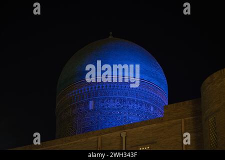 Vue nocturne de la Mir-i Arab Madrasa à Boukhara, Ouzbékistan Banque D'Images