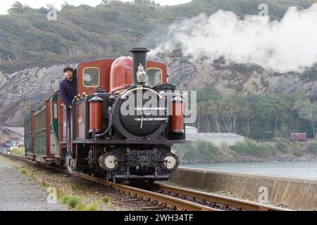 Un train à voie étroite approchant Portmadog sur le chemin de fer de Ffestiniog Banque D'Images