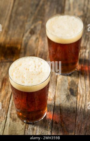 Bière artisanale Bozy Cold Dark Amber dans un verre de pinte Banque D'Images