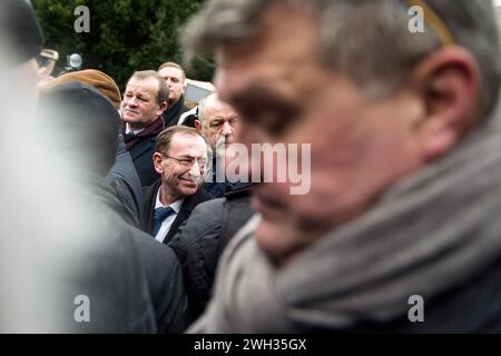 L’ancien ministre de l’intérieur et de l’Administration, Mariusz Kaminski, libéré de prison après une deuxième grâce présidentielle, tente d’entrer au Parlement entouré de députés du Parti droit et Justice. L’ancien ministre de l’intérieur, Mariusz Kaminski, et son adjoint Maciej Wasik ont été emprisonnés le mois dernier après avoir été condamnés pour abus de pouvoir pour des actions entreprises en 2007, alors qu’ils servaient dans un gouvernement dirigé par le droit et la justice et dirigeaient auparavant le Bureau central de lutte contre la corruption (CBA). Ils ont prétendu être des «prisonniers politiques» et ils ont également perdu leurs mandats parlementaires. Ils ont essayé de pus Banque D'Images