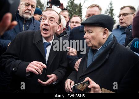 Mariusz Kaminski, ancien ministre de l'intérieur et de l'administration, et Jaroslaw Kaczynski, chef du parti droit et justice, tentent d'entrer au Parlement entouré de députés du parti droit et justice. L’ancien ministre de l’intérieur, Mariusz Kaminski, et son adjoint Maciej Wasik ont été emprisonnés le mois dernier après avoir été condamnés pour abus de pouvoir pour des actions entreprises en 2007, alors qu’ils servaient dans un gouvernement dirigé par le droit et la justice et dirigeaient auparavant le Bureau central de lutte contre la corruption (CBA). Ils ont prétendu être des «prisonniers politiques» et ils ont également perdu leurs mandats parlementaires. Ils ont essayé de pousser th Banque D'Images