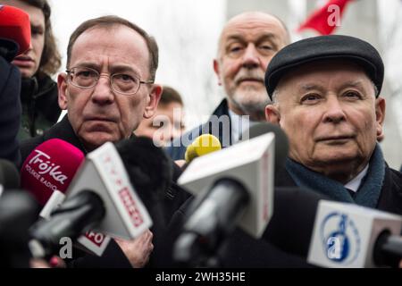 Mariusz Kaminski, ancien ministre de l'intérieur et de l'Administration, et Jaroslaw Kaczynski, chef du parti droit et Justice, s'adressent aux médias devant le Parlement. L’ancien ministre de l’intérieur, Mariusz Kaminski, et son adjoint Maciej Wasik ont été emprisonnés le mois dernier après avoir été condamnés pour abus de pouvoir pour des actions entreprises en 2007, alors qu’ils servaient dans un gouvernement dirigé par le droit et la justice et dirigeaient auparavant le Bureau central de lutte contre la corruption (CBA). Ils ont prétendu être des «prisonniers politiques» et ils ont également perdu leurs mandats parlementaires. Ils ont essayé de se frayer un chemin au parlement, soutenu par Banque D'Images