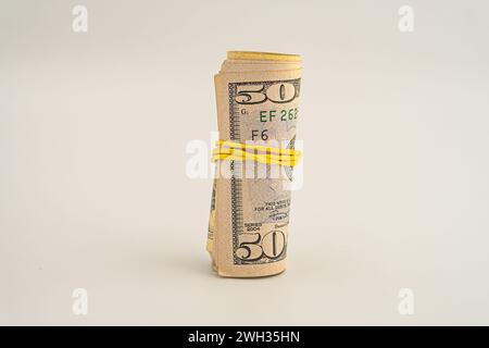 Billets de banque du dollar des États-Unis. Rouleau de cinquante dollars US isolé sur un fond blanc. Rouleau dollar isolé sur fond blanc Banque D'Images