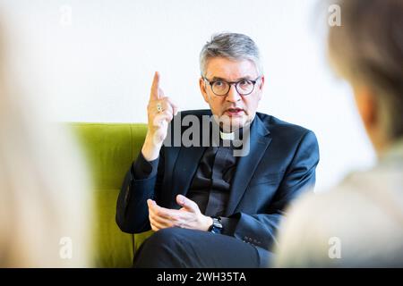 Mainz, Allemagne. 07 février 2024. Mgr Peter Kohlgraf, évêque de Mayence, s’exprime dans une interview avec l’agence de presse allemande dpa sur le canapé vert. Crédit : Lando Hass/dpa/Alamy Live News Banque D'Images