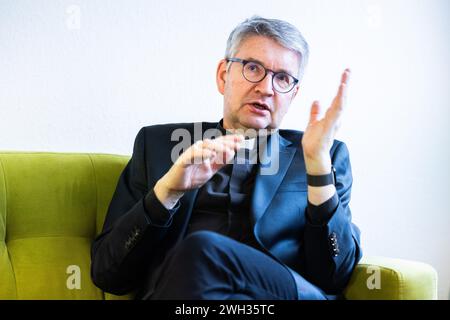 Mainz, Allemagne. 07 février 2024. Mgr Peter Kohlgraf, évêque de Mayence, s’exprime dans une interview avec l’agence de presse allemande dpa sur le canapé vert. Crédit : Lando Hass/dpa/Alamy Live News Banque D'Images