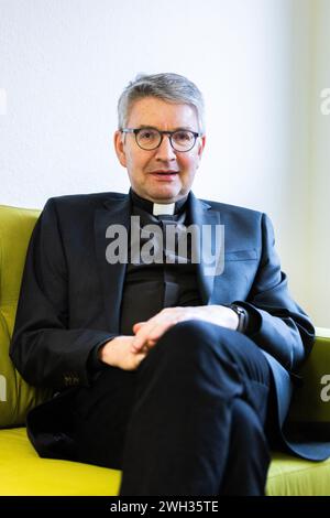 Mainz, Allemagne. 07 février 2024. Mgr Peter Kohlgraf, évêque de Mayence, est assis sur le canapé vert Deutsche presse-Agentur dpa. Crédit : Lando Hass/dpa/Alamy Live News Banque D'Images