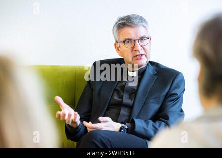 Mainz, Allemagne. 07 février 2024. Mgr Peter Kohlgraf, évêque de Mayence, s’exprime dans une interview avec l’agence de presse allemande dpa sur le canapé vert. Crédit : Lando Hass/dpa/Alamy Live News Banque D'Images