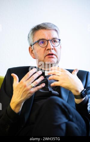 Mainz, Allemagne. 07 février 2024. Mgr Peter Kohlgraf, évêque de Mayence, s’exprime dans une interview avec l’agence de presse allemande dpa sur le canapé vert. Crédit : Lando Hass/dpa/Alamy Live News Banque D'Images