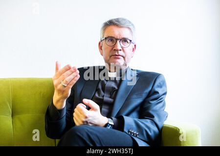 Mainz, Allemagne. 07 février 2024. Mgr Peter Kohlgraf, évêque de Mayence, s’exprime dans une interview avec l’agence de presse allemande dpa sur le canapé vert. Crédit : Lando Hass/dpa/Alamy Live News Banque D'Images