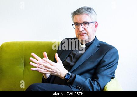 Mainz, Allemagne. 07 février 2024. Mgr Peter Kohlgraf, évêque de Mayence, s’exprime dans une interview avec l’agence de presse allemande dpa sur le canapé vert. Crédit : Lando Hass/dpa/Alamy Live News Banque D'Images