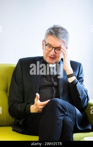 Mainz, Allemagne. 07 février 2024. Mgr Peter Kohlgraf, évêque de Mayence, s’exprime dans une interview avec l’agence de presse allemande dpa sur le canapé vert. Crédit : Lando Hass/dpa/Alamy Live News Banque D'Images