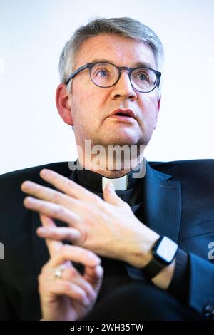 Mainz, Allemagne. 07 février 2024. Mgr Peter Kohlgraf, évêque de Mayence, s’exprime dans une interview avec l’agence de presse allemande dpa sur le canapé vert. Crédit : Lando Hass/dpa/Alamy Live News Banque D'Images