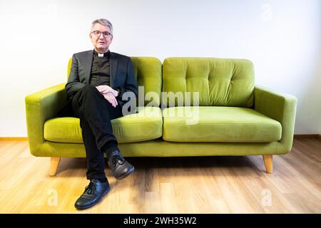 Mainz, Allemagne. 07 février 2024. Mgr Peter Kohlgraf, évêque de Mayence, est assis sur le canapé vert Deutsche presse-Agentur dpa. Crédit : Lando Hass/dpa/Alamy Live News Banque D'Images