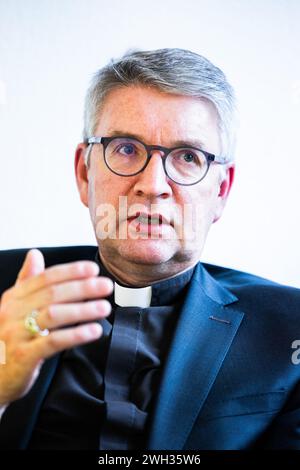 Mainz, Allemagne. 07 février 2024. Mgr Peter Kohlgraf, évêque de Mayence, s’exprime dans une interview avec l’agence de presse allemande dpa sur le canapé vert. Crédit : Lando Hass/dpa/Alamy Live News Banque D'Images