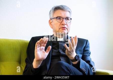 Mainz, Allemagne. 07 février 2024. Mgr Peter Kohlgraf, évêque de Mayence, s’exprime dans une interview avec l’agence de presse allemande dpa sur le canapé vert. Crédit : Lando Hass/dpa/Alamy Live News Banque D'Images