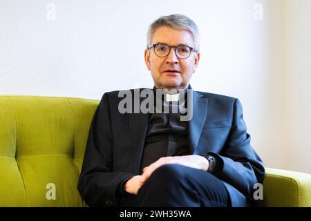 Mainz, Allemagne. 07 février 2024. Mgr Peter Kohlgraf, évêque de Mayence, est assis sur le canapé vert Deutsche presse-Agentur dpa. Crédit : Lando Hass/dpa/Alamy Live News Banque D'Images