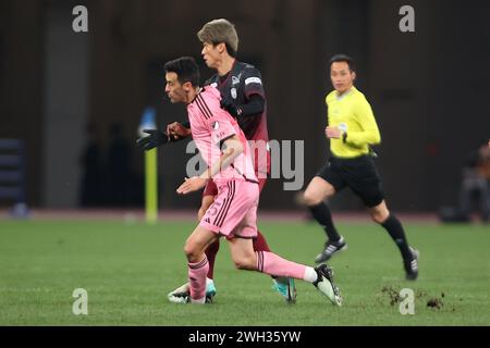 Tokyo, Japon. 7 février 2024. Yuya OSAKO (10) marche sur la cheville de Sergio BUSQUETS (5) lors d'un match amical entre l'Inter Miami CF et Vissel Kobe au Japan National Stadium de Tokyo. Vissel Kobe bat l'Inter Miami CF 4:3 en pénalités. (Crédit image : © Rodrigo Reyes Marin/ZUMA Press Wire) USAGE ÉDITORIAL SEULEMENT! Non destiné à UN USAGE commercial ! Banque D'Images