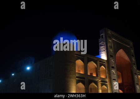 Vue nocturne de la Mir-i Arab Madrasa à Boukhara, Ouzbékistan Banque D'Images