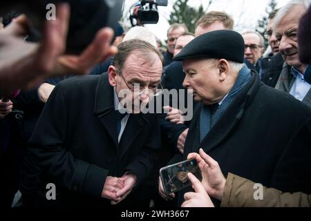 Mariusz Kaminski, ancien ministre de l'intérieur et de l'administration, et Jaroslaw Kaczynski, chef du parti droit et justice, tentent d'entrer au Parlement entouré de députés du parti droit et justice. L’ancien ministre de l’intérieur, Mariusz Kaminski, et son adjoint Maciej Wasik ont été emprisonnés le mois dernier après avoir été condamnés pour abus de pouvoir pour des actions entreprises en 2007, alors qu’ils servaient dans un gouvernement dirigé par le droit et la justice et dirigeaient auparavant le Bureau central de lutte contre la corruption (CBA). Ils ont prétendu être des «prisonniers politiques» et ils ont également perdu leurs mandats parlementaires. Ils ont essayé de pousser th Banque D'Images