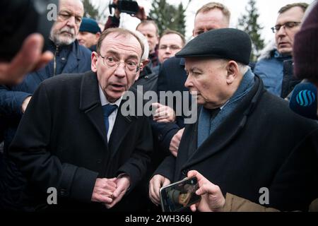 Mariusz Kaminski, ancien ministre de l'intérieur et de l'administration, et Jaroslaw Kaczynski, chef du parti droit et justice, tentent d'entrer au Parlement entouré de députés du parti droit et justice. L’ancien ministre de l’intérieur, Mariusz Kaminski, et son adjoint Maciej Wasik ont été emprisonnés le mois dernier après avoir été condamnés pour abus de pouvoir pour des actions entreprises en 2007, alors qu’ils servaient dans un gouvernement dirigé par le droit et la justice et dirigeaient auparavant le Bureau central de lutte contre la corruption (CBA). Ils ont prétendu être des «prisonniers politiques» et ils ont également perdu leurs mandats parlementaires. Ils ont essayé de pousser th Banque D'Images