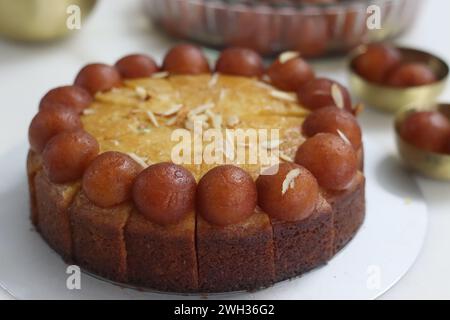 Goulab Jamun gâteau décoré de gulab jamun sur le dessus. Dessert fusion irrésistible, alliant saveurs de bonbons indiens traditionnels à l'indulgence de Banque D'Images