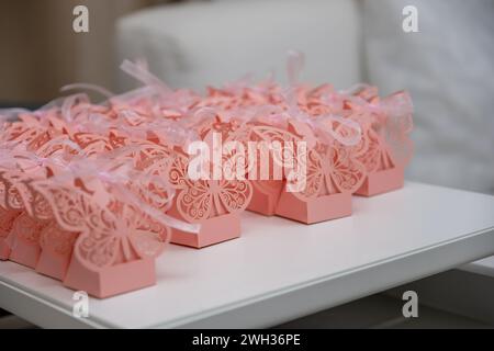 Une célébration de la maternité et de la tradition à travers l'art fait main et l'emballage Origami pour les douches de bébé, les anniversaires et les mariages Banque D'Images