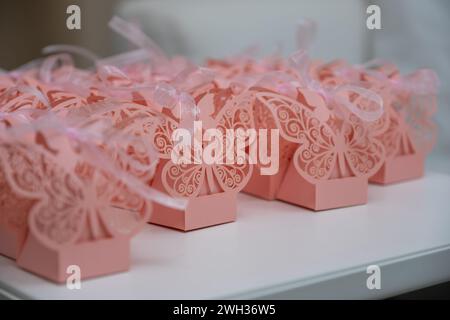 Une célébration de la maternité et de la tradition à travers l'art fait main et l'emballage Origami pour les douches de bébé, les anniversaires et les mariages Banque D'Images