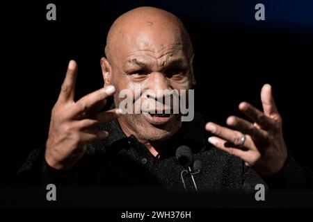 Turin, Italie. 7 février 2024. Mike Tyson, ancien boxeur professionnel américain, fait des gestes lors d'une conférence de presse pour le film 'Bunny-Man'. 'Bunny-Man' est un nouveau film réalisé à 95% en production virtuelle, la plupart du film sera tourné à Turin au siège des Tuscany film Studios. Crédit : Nicolò Campo/Alamy Live News Banque D'Images