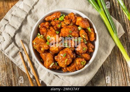 Poulet coréen épicé frits avec sauce au sésame et soja Banque D'Images