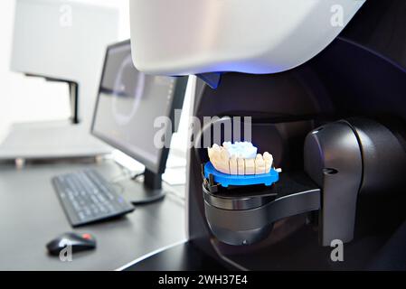 Scanner dentaire extra-oral moderne de laboratoire Banque D'Images