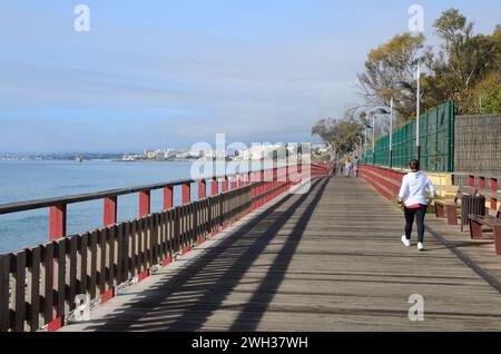 Marbella, Espagne - 7 décembre 2023 : les gens à la promenade côtière un jour d'automne à Marbella, Andalousie, Espagne. Banque D'Images