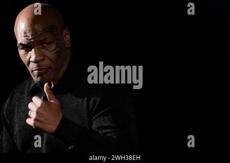 Conférence de presse Bunny-Man Mike Tyson, ancien boxeur professionnel américain, fait des gestes lors d'une conférence de presse pour le film Bunny-Man. Bunny-Man est un nouveau film réalisé à 95% en production virtuelle, la plupart du film sera tourné à Turin au siège des Tuscany film Studios. Turin Italie Copyright : xNicolòxCampox Banque D'Images