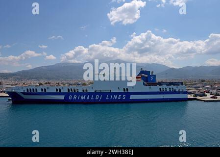 Eurocargo Genova, Un transbordeur de fret roulier au port de Patras, Grèce, mai 2023 Banque D'Images