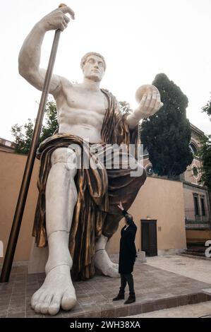 À Rome, en Italie, le 6 février 2024, la statue colossale de l'empereur romain Constantin, dont les quelques restes de pierre sont conservés dans les musées du Capitole, est en cours de reconstruction avec des imprimantes 3D par une fondation basée à Madrid et est présentée au public aujourd'hui. ''C'est probablement une sculpture importante parce qu'elle marque la frontière entre le monde païen et le monde chrétien. Nous savons que Constantin fut le premier empereur à reconnaître officiellement la religion chrétienne », note un expert. Un autre ajoute, ''C'est une statue très importante car elle représente le nouveau tout en utilisant des motifs anciens. Banque D'Images