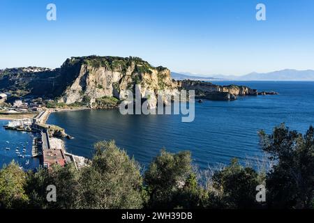 Baie de Trentaremi depuis l'île de Nisida dans le golfe de Naples, Italie Banque D'Images