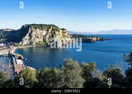 Baie de Trentaremi depuis l'île de Nisida dans le golfe de Naples Italie Banque D'Images