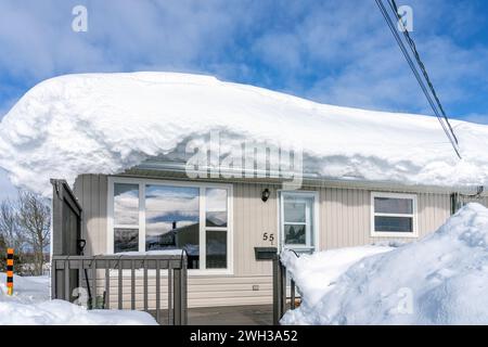 Charge de neige sur une habitation résidentielle suite à une chute de neige massive de 150 centimètres (59 pouces) à Sydney, Nouvelle-Écosse, Canada, en février 2024. Un tel énorme Banque D'Images