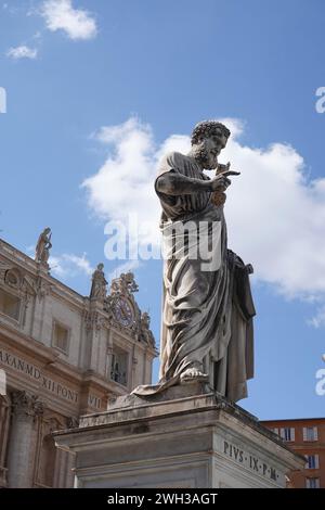 La statue de. Pierre sculpté en 1838-1840 par Giuseppe de Fabris situé sur la Piazza San Pietro, Cité du Vatican, Rome, Italie Banque D'Images