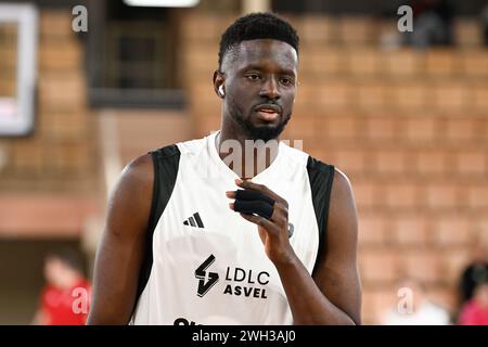 Le joueur #19 de Villeurbanne Youssoupha Fall est vu s'entraîner avant le match Betclic Elite entre L'AS Monaco et LDLC ASVEL Lyon Villeurbanne qui se tient à la salle Gaston-Medecin à Monaco. Score final : AS Monaco 89 - 71 LDLC ASVEL Lyon Villeurbanne. Banque D'Images