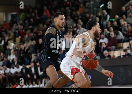 Monaco, Monaco. 06th Feb, 2024. Le joueur de Monaco #55 Mike James et le joueur de Villeurbanne #11 Edwin Jackson sont vus en action lors du match Betclic Elite entre L’AS Monaco et l’ASVEL Lyon Villeurbanne qui se tient à la salle Gaston-Medecin à Monaco. Score final : AS Monaco 89 - 71 LDLC ASVEL Lyon Villeurbanne. (Photo de Laurent Coust/SOPA images/SIPA USA) crédit : SIPA USA/Alamy Live News Banque D'Images