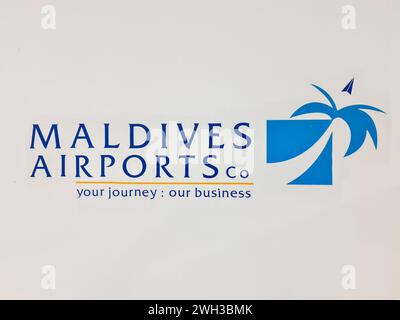 Masculin, Maldives - 02. Février 2024 : le logo de l'aéroport des Maldives sur un mur gris clair de l'aéroport Banque D'Images