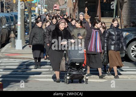 Des femmes juives orthodoxes, principalement des étudiantes qui vont à l'école, traversent une rue sur Harrison Avenue à Williamsburg, Brooklyn, New York. Banque D'Images